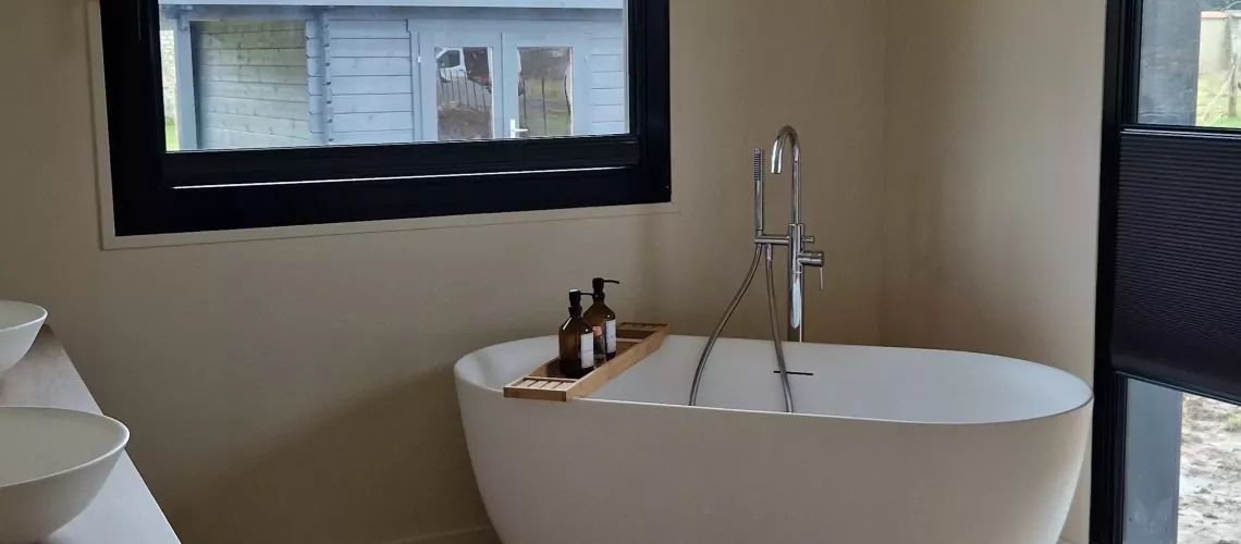 Maison en madrier de plain-pied avec larges terrasses couvertes, avec de grandes parties vitrées