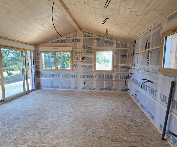 Restent la pose du lambris du parquet des sanitaires et installations électriques